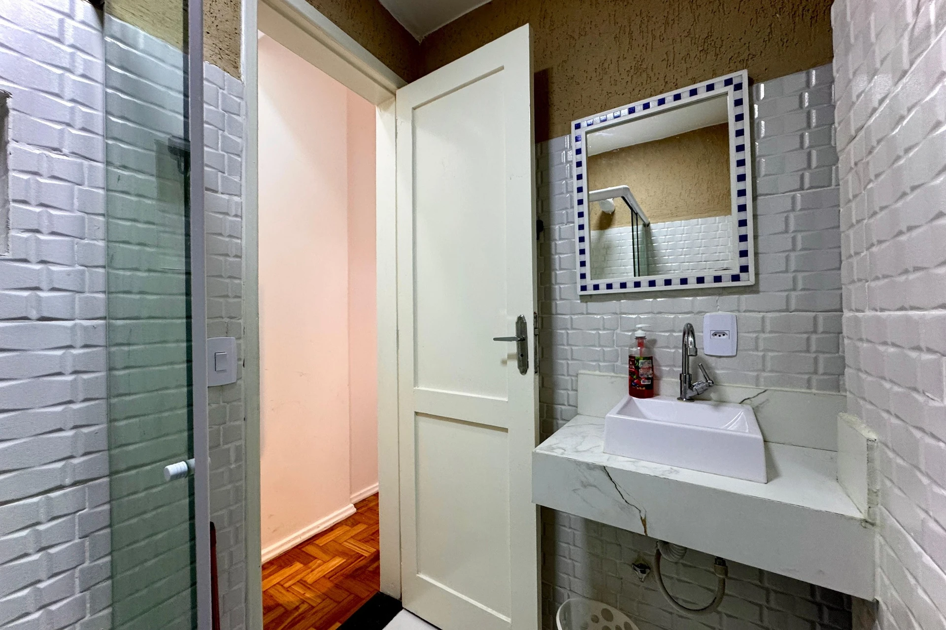 Furnished 1-bedroom apartment with pet-friendly policy — photo 13