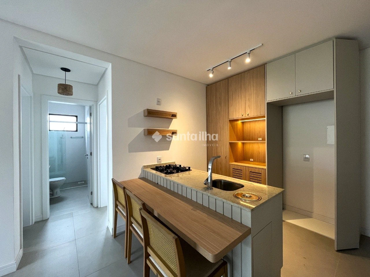Balcony with a grill in a 2-bedroom apartment, 59 m² — photo 2
