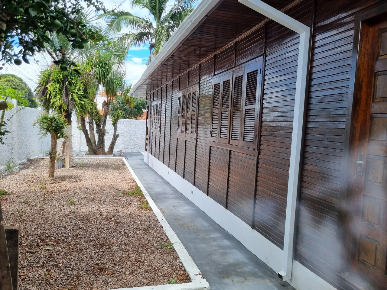 3-bedroom house with wood or laminate floors in Curitiba — photo 10