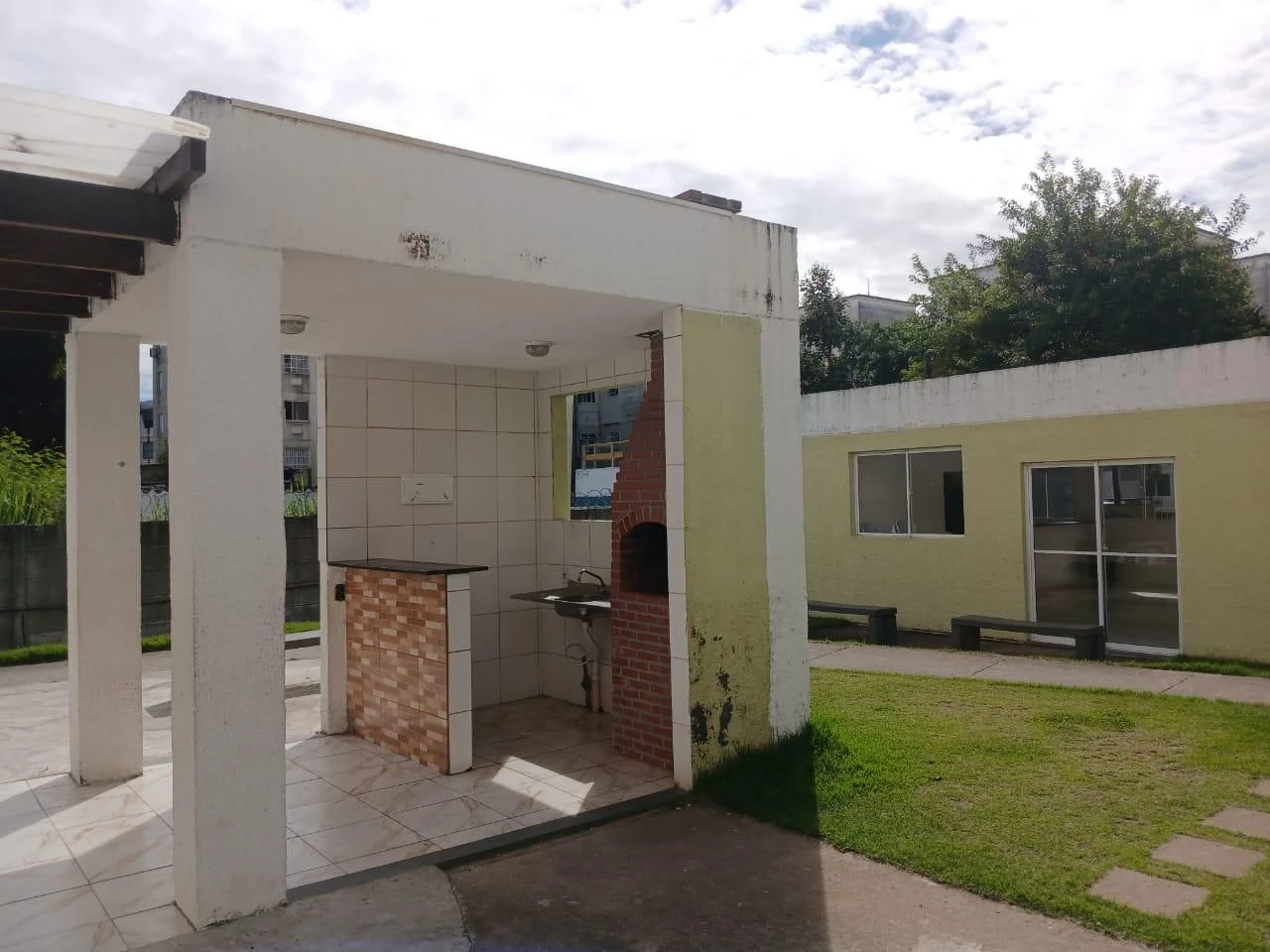 Apartamento sem mobília com box de vidro no banheiro — photo 4
