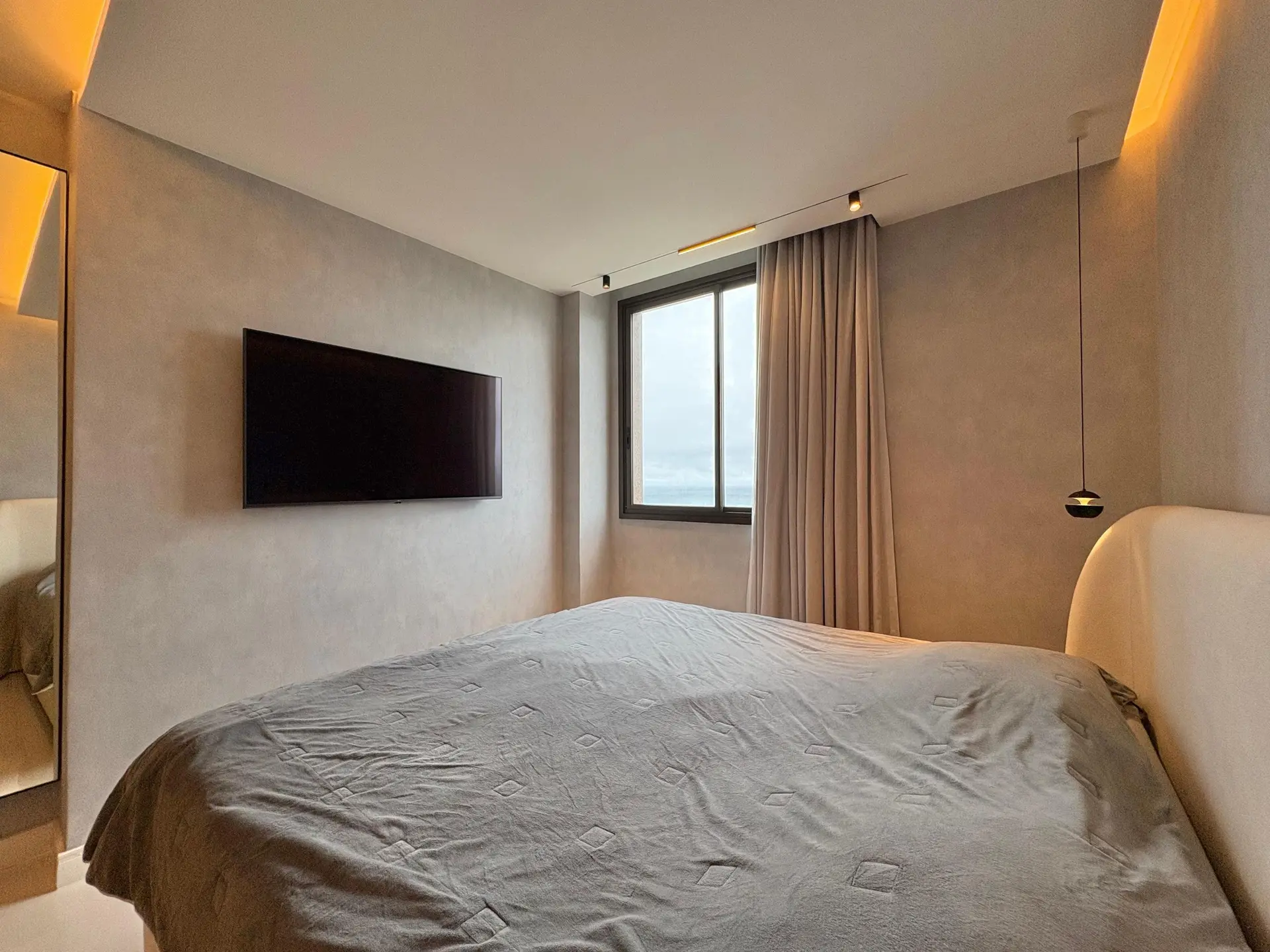 Furnished apartment, 75 m², with floor-to-ceiling windows — photo 14