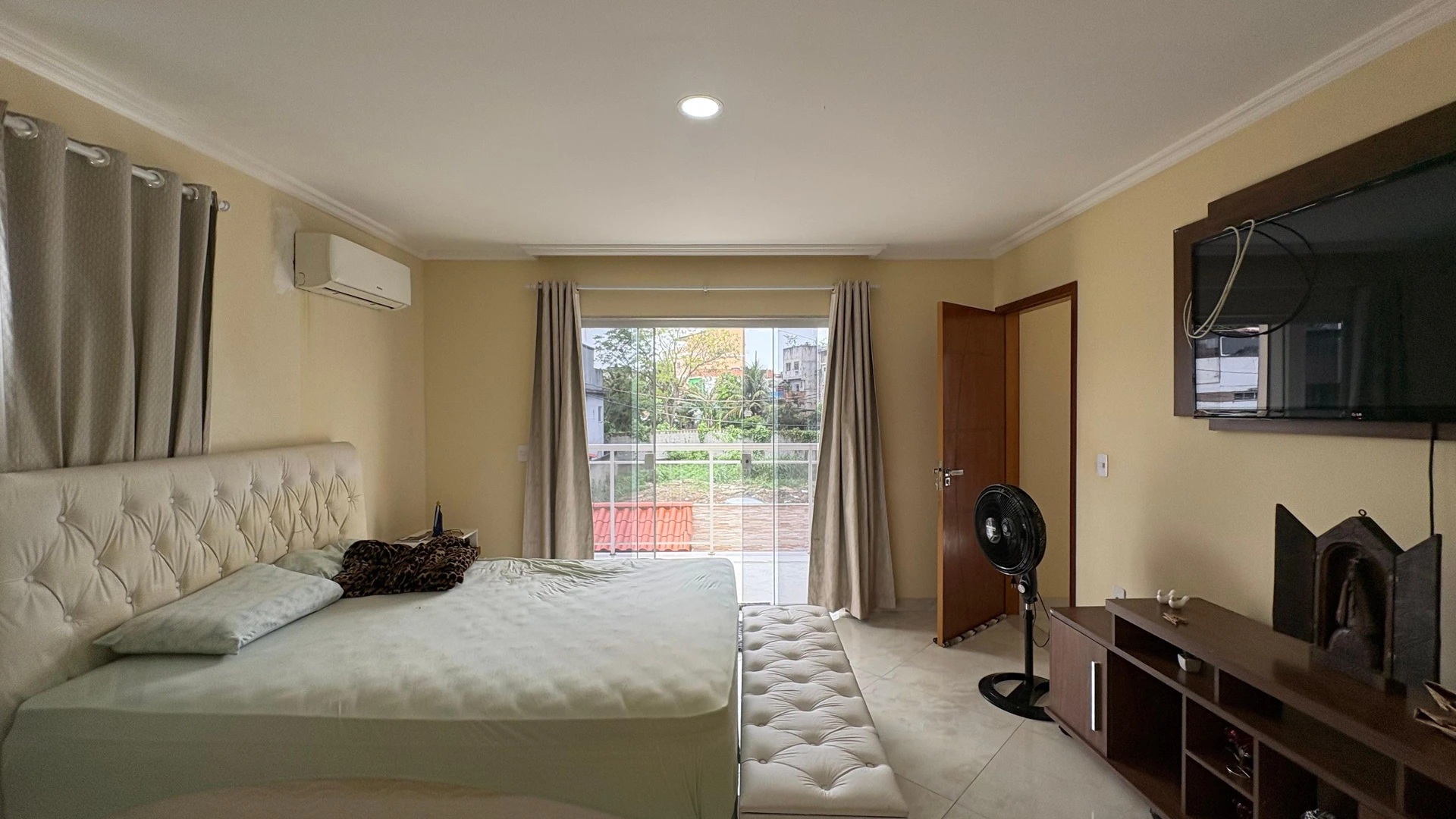 4-bedroom house with a glass-enclosed balcony — photo 3