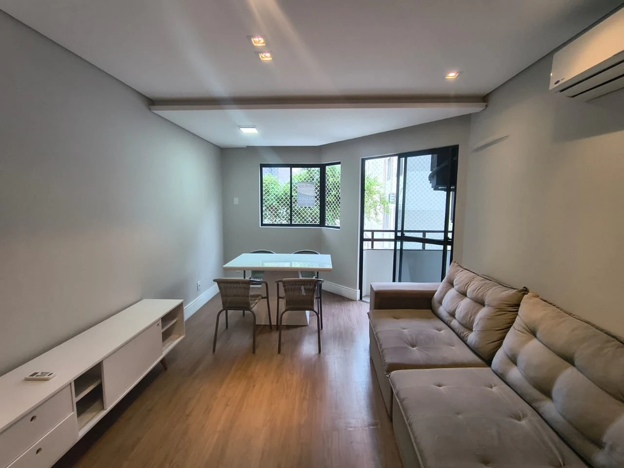 Floor-to-ceiling windows in a 3-bedroom apartment, 90 m²
