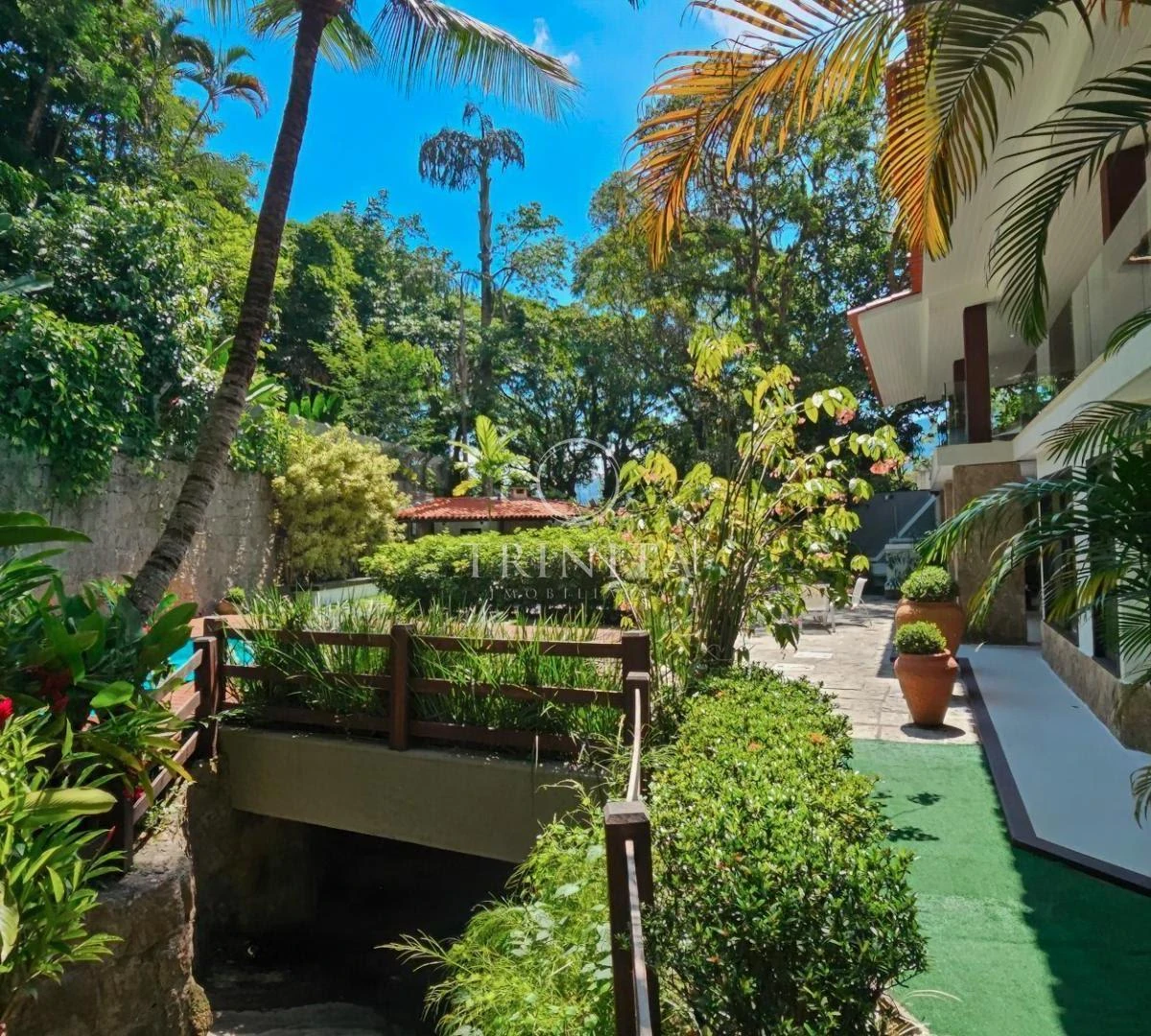 5-bedroom house with a bathtub in Rio de Janeiro — photo 40