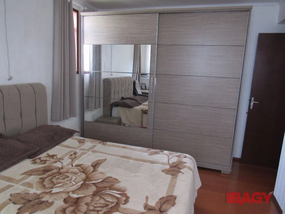 House with 4 bedrooms and 380 m², 2 parking spots — photo 4