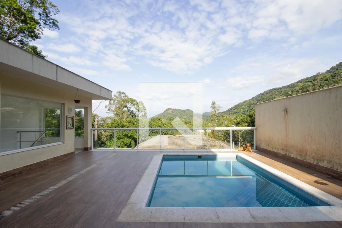 4-bedroom house with a bathtub in Rio de Janeiro — photo 8