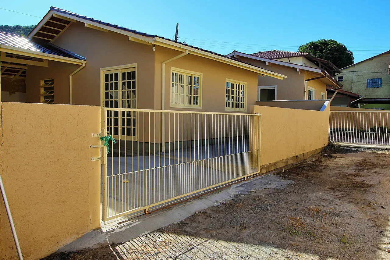 Balcony with a grill in a 2-bedroom house, 60 m² — photo 12