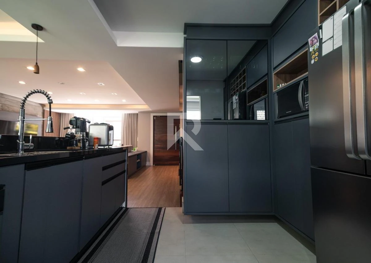 Casa con ventanales de piso a techo en Curitiba — photo 5