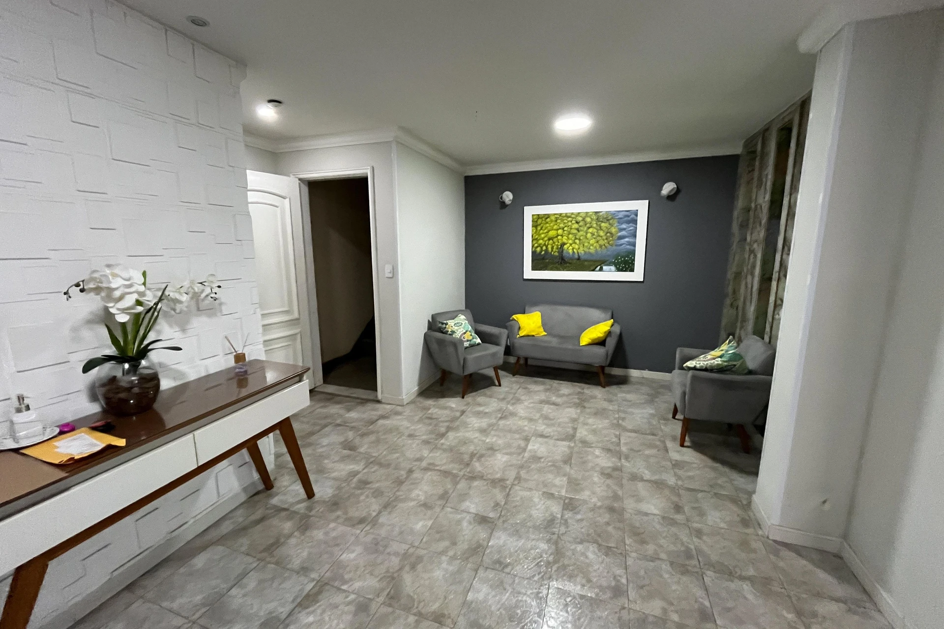 Glass-enclosed balcony in a 3-bedroom apartment, 131 m² — photo 4