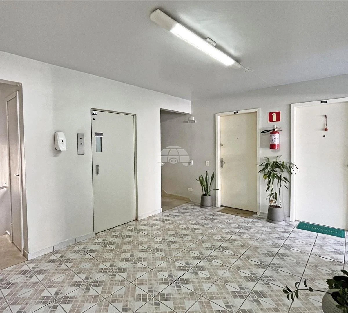 2-bedroom apartment with wood or laminate floors in Curitiba — photo 9