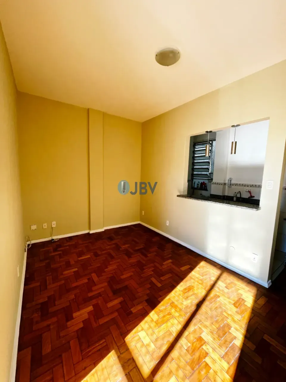 Деревянный пол или ламинат и 1 спальня: квартира 35 м² — photo 11