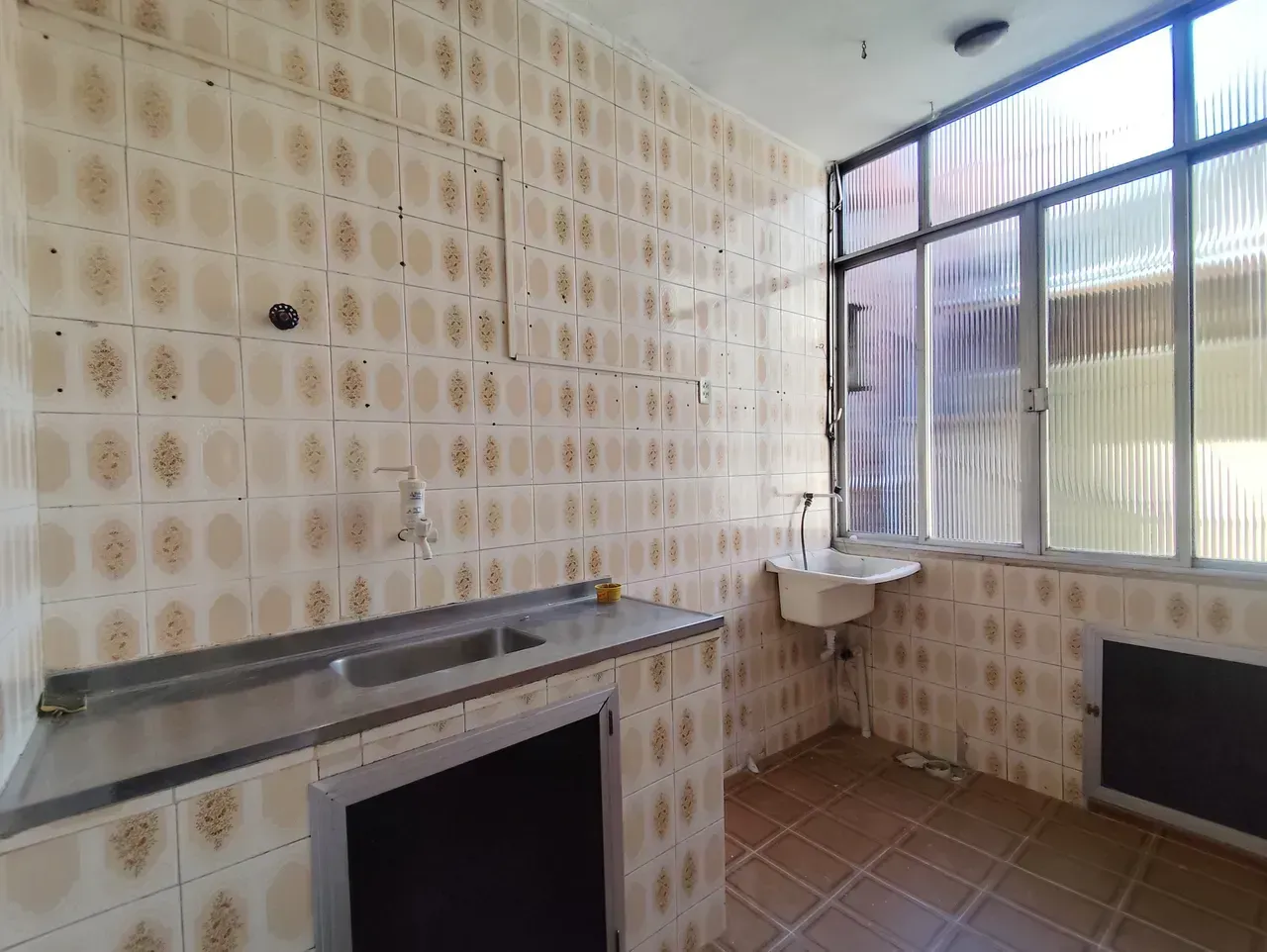 2-bedroom apartment with a glass-enclosed shower — photo 2