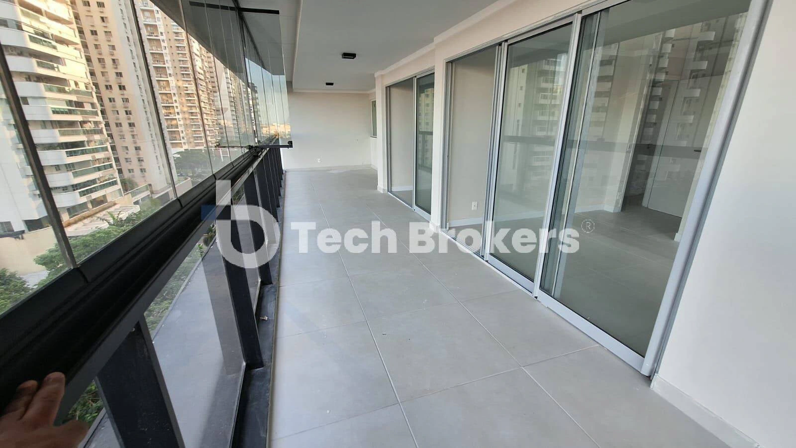 Glass-enclosed balcony in a 3-bedroom apartment, 105 m² — photo 6