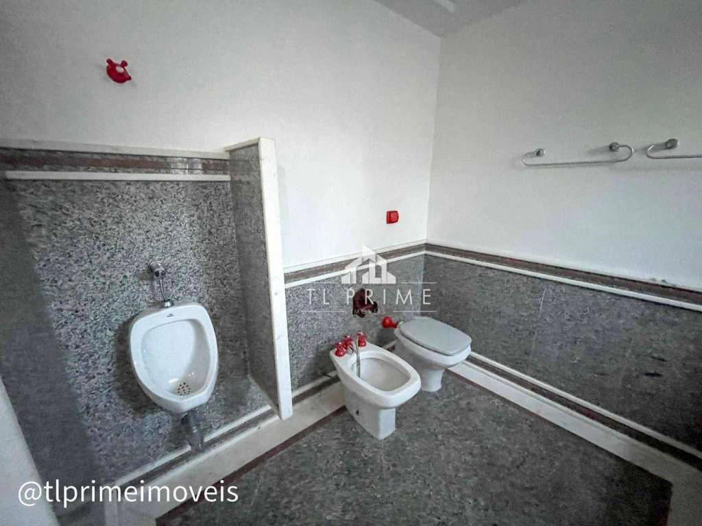 House in a gated community with 4 bedrooms and 600 m² — photo 17