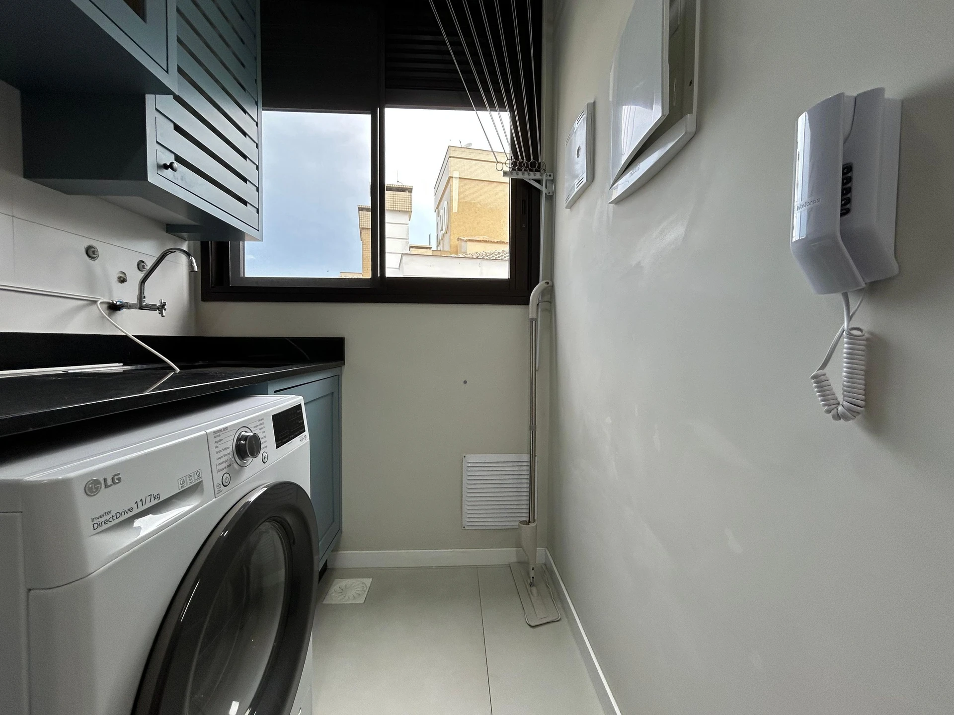 One-bedroom apartment in a building with a pool — photo 4