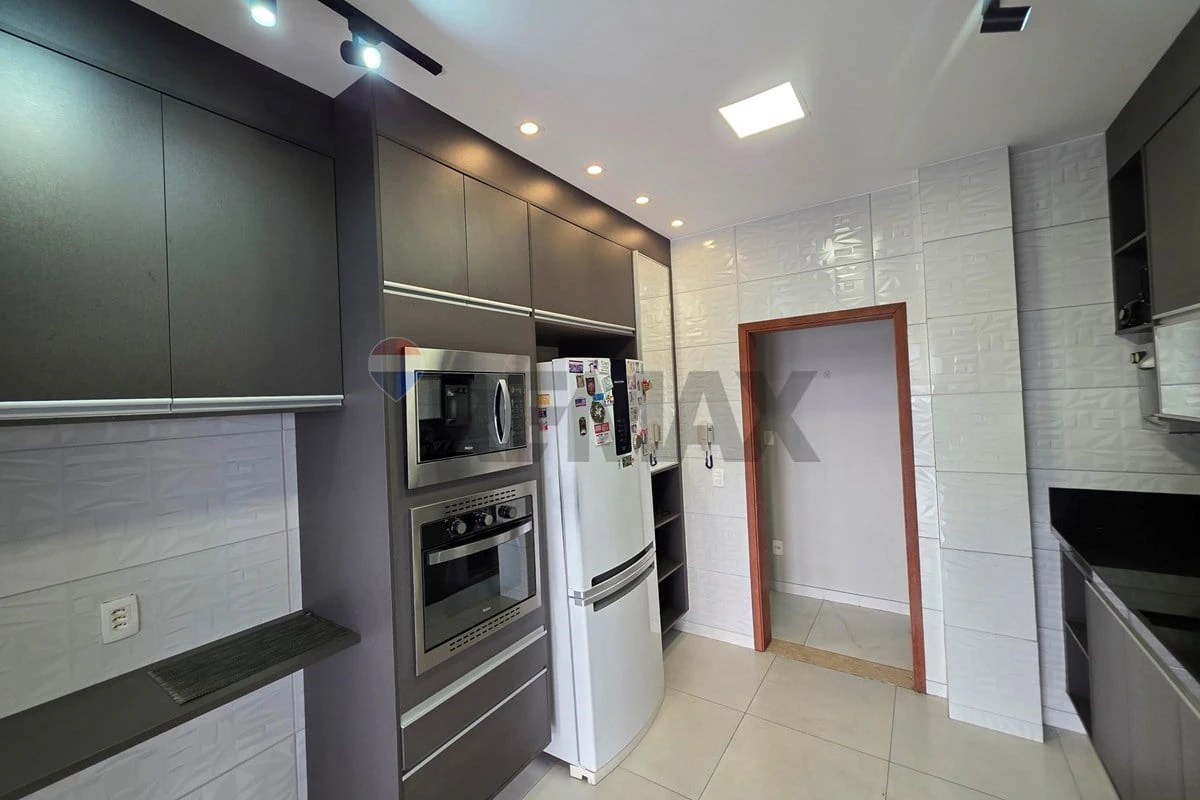 Balcony with a grill in a 3-bedroom house, 139 m² — photo 14