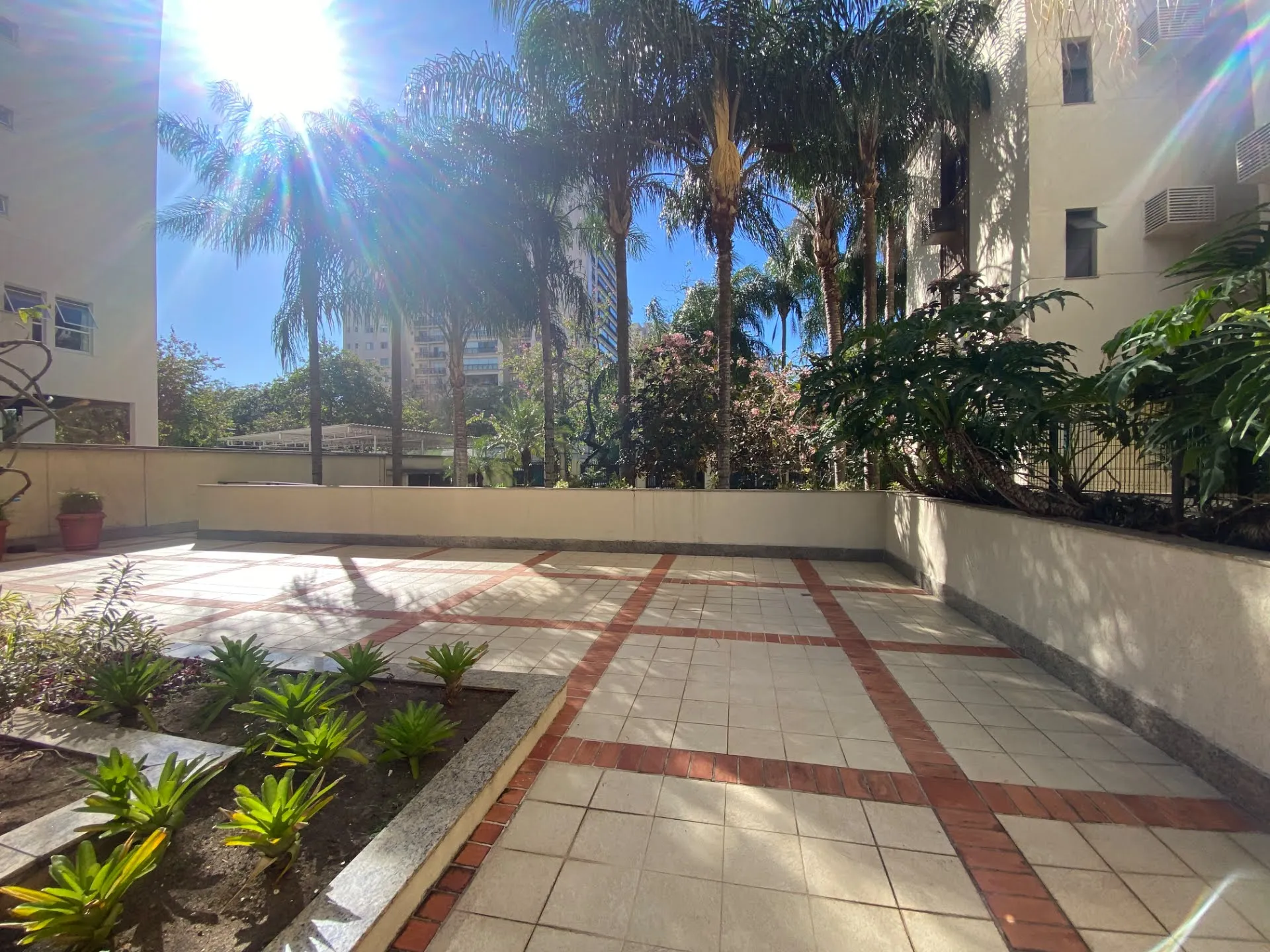 Furnished apartment with 3 bedrooms and 3 bathrooms — photo 18