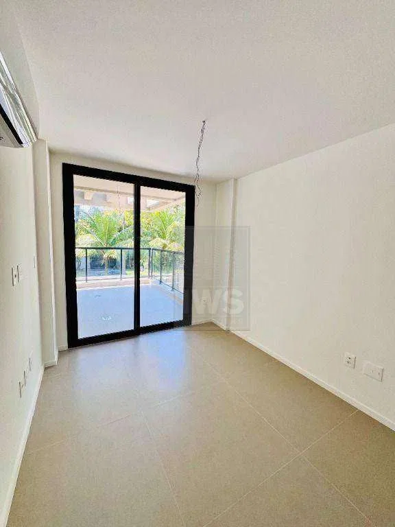 Modern house with 5 en-suite bedrooms and air conditioning — photo 18