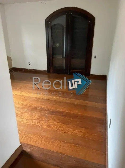 1083 m² house with 5 en-suite bedrooms and 9 parking — photo 9
