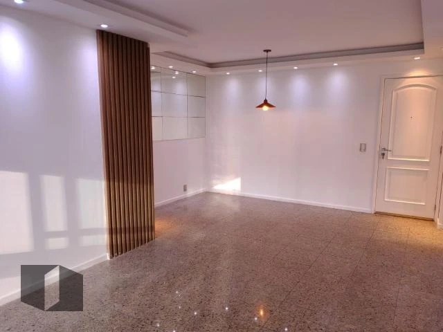 Glass-enclosed balcony in a 4-bedroom apartment, 143 m² — photo 10