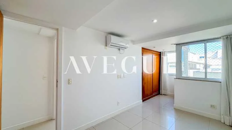 197 m² apartment with 4 bedrooms and a glass balcony — photo 24