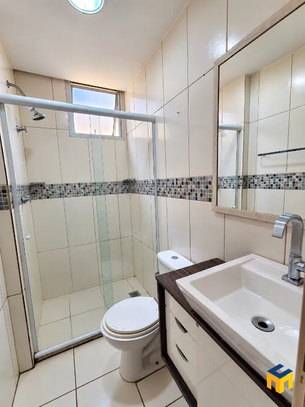 Apartamento de 2 quartos em condomínio com piscina