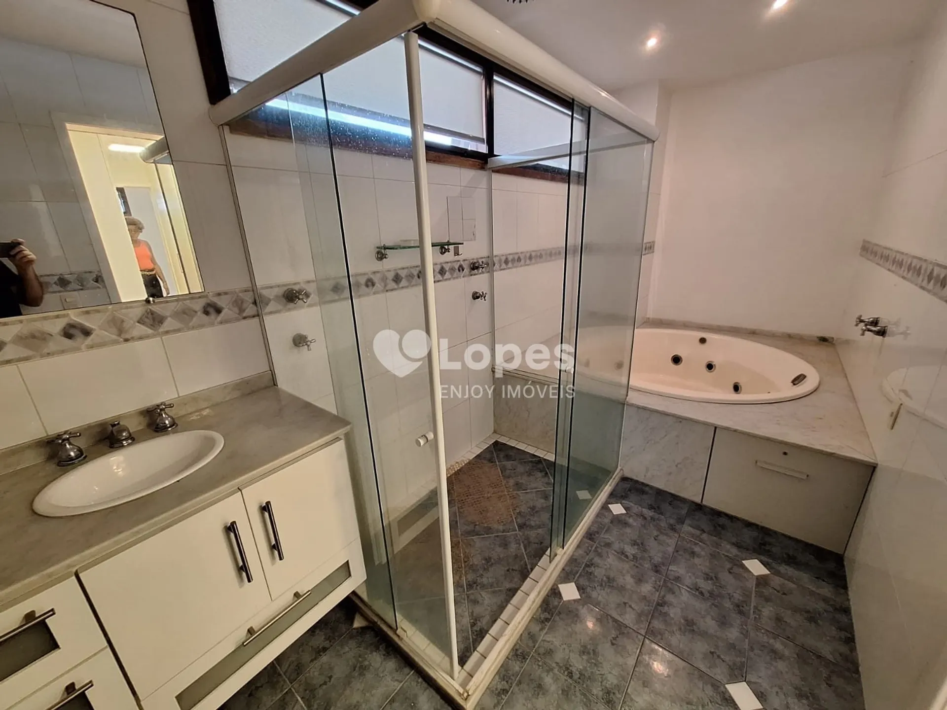 5-bedroom apartment in a building with a gym — photo 12