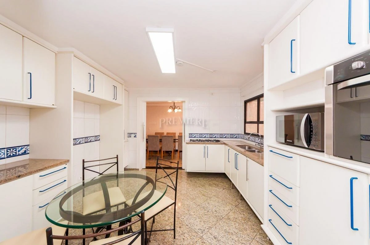 3-bedroom apartment with a bathtub in Curitiba — photo 27