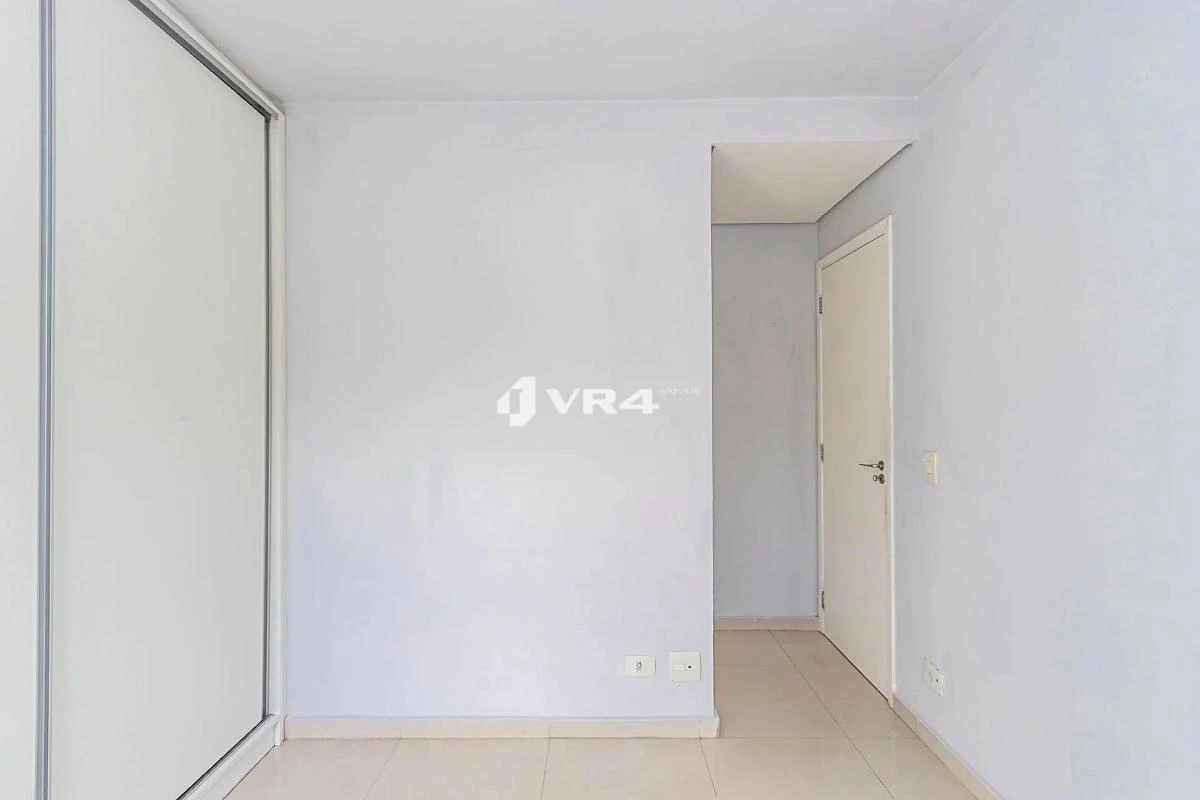 Balcony with a grill in a 2-bedroom apartment, 70 m² — photo 34