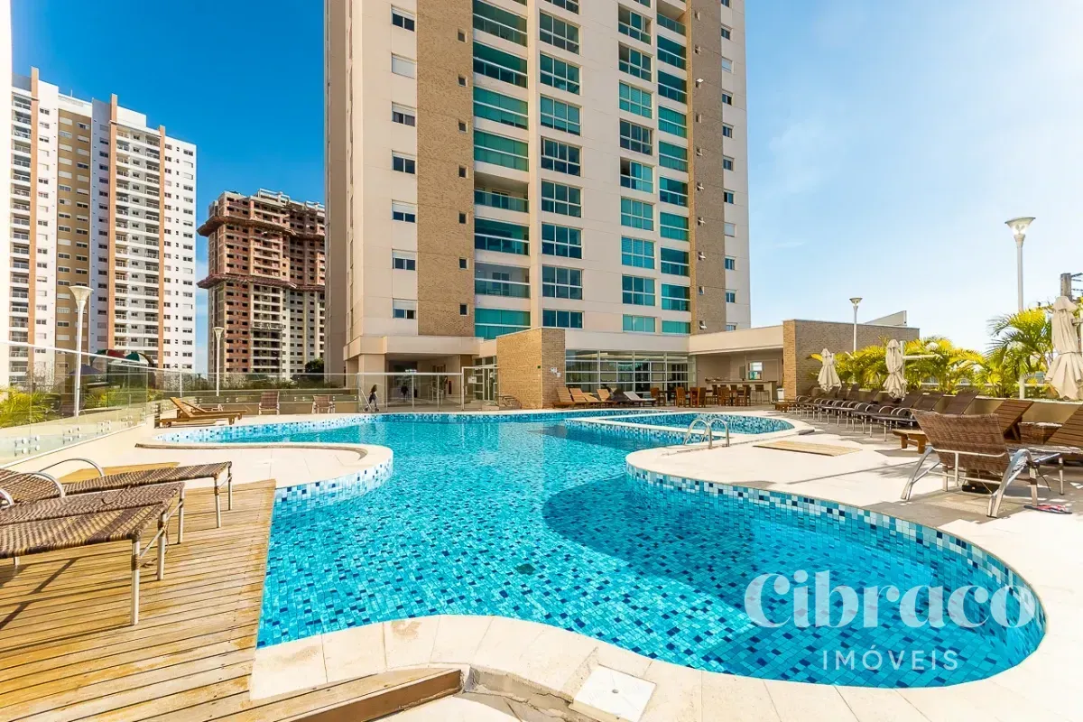 Balcony with a grill in a 4-bedroom apartment, 131 m² — photo 59