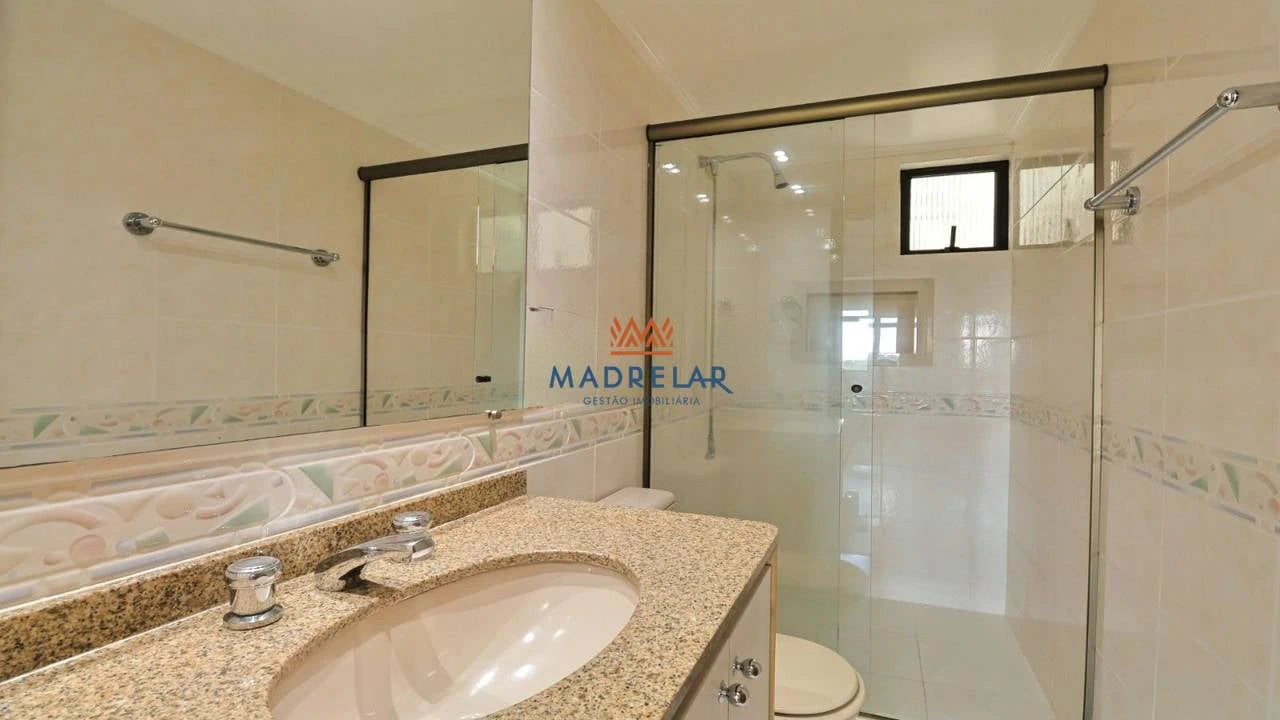 Bathtub in a 3-bedroom apartment, 112 m² — photo 15