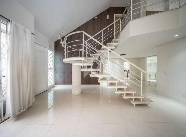 House with a pool, 4 bedrooms and 690 m²