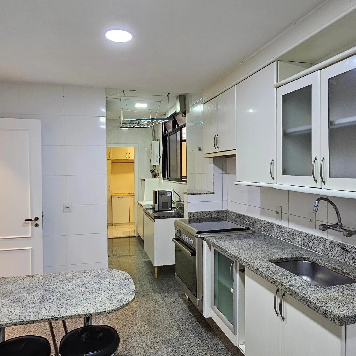197 m² furnished apartment with 3 bedrooms and 2 parking spaces — photo 2