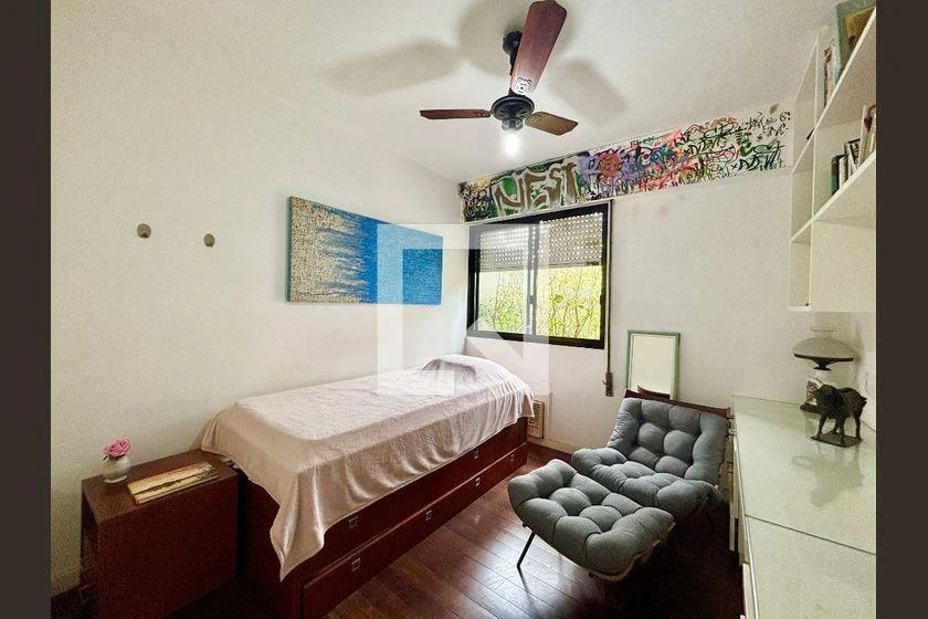 Apartment with 4 bedrooms and an en-suite bathroom — photo 34