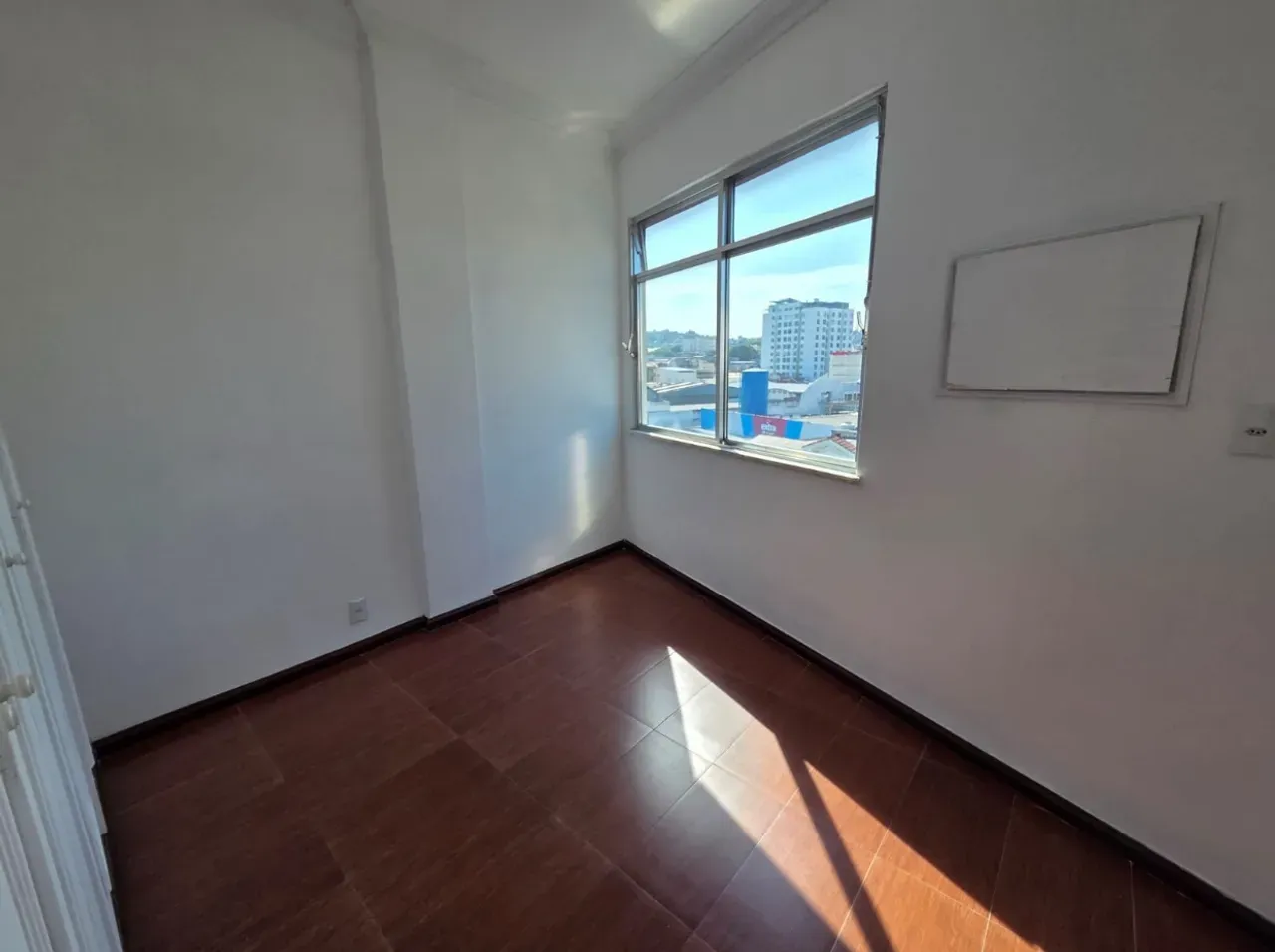 Wood or laminate floors in a 2-bedroom apartment, 75 m² — photo 3