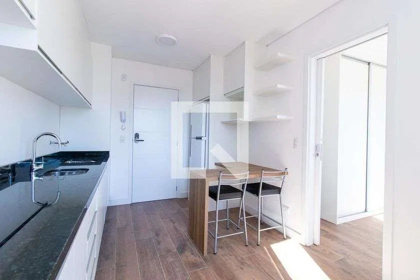Unfurnished 1-bedroom apartment with a compact kitchen — photo 4
