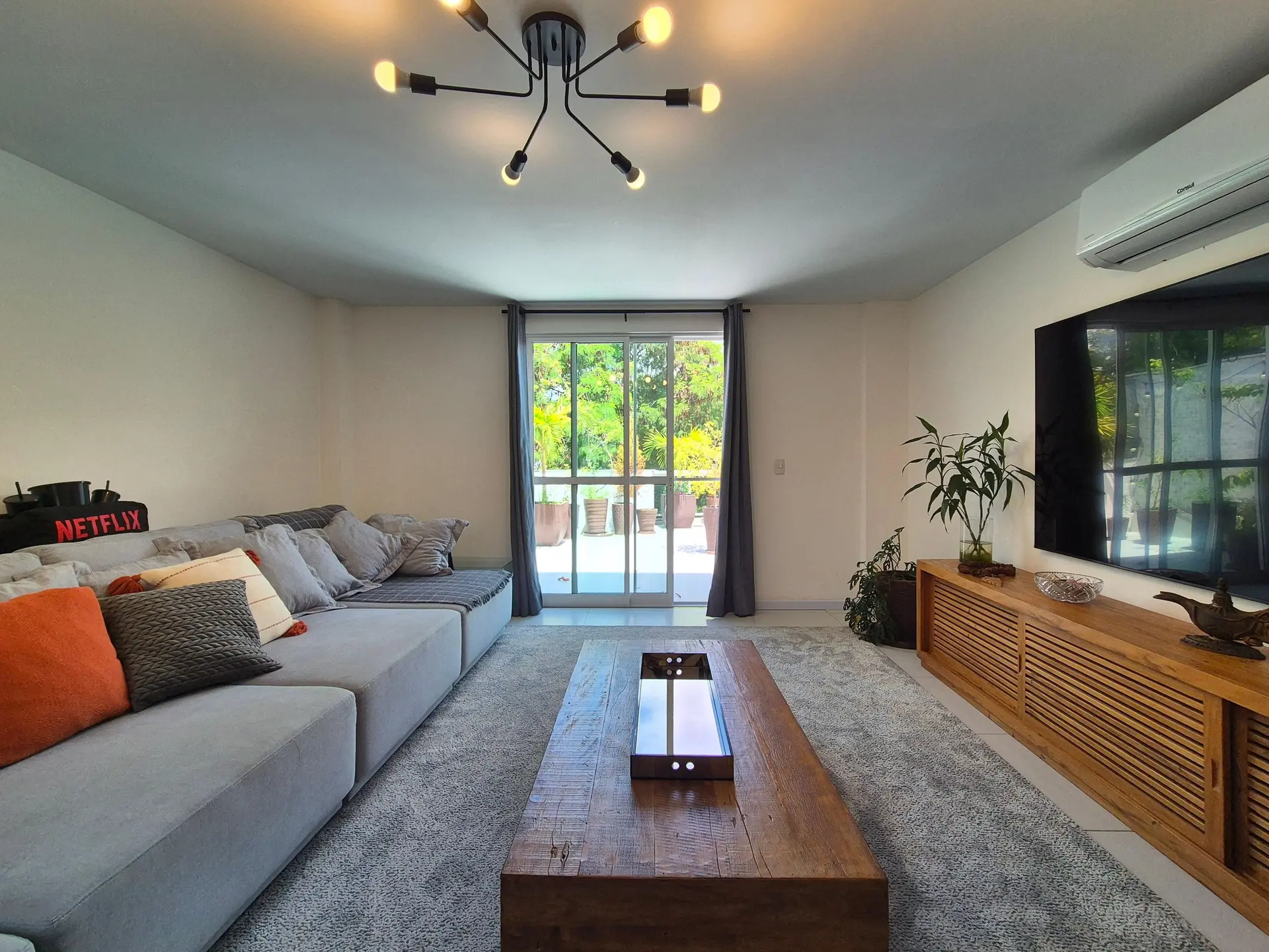 Apartamento mobiliado, 200 m², com varanda envidraçada