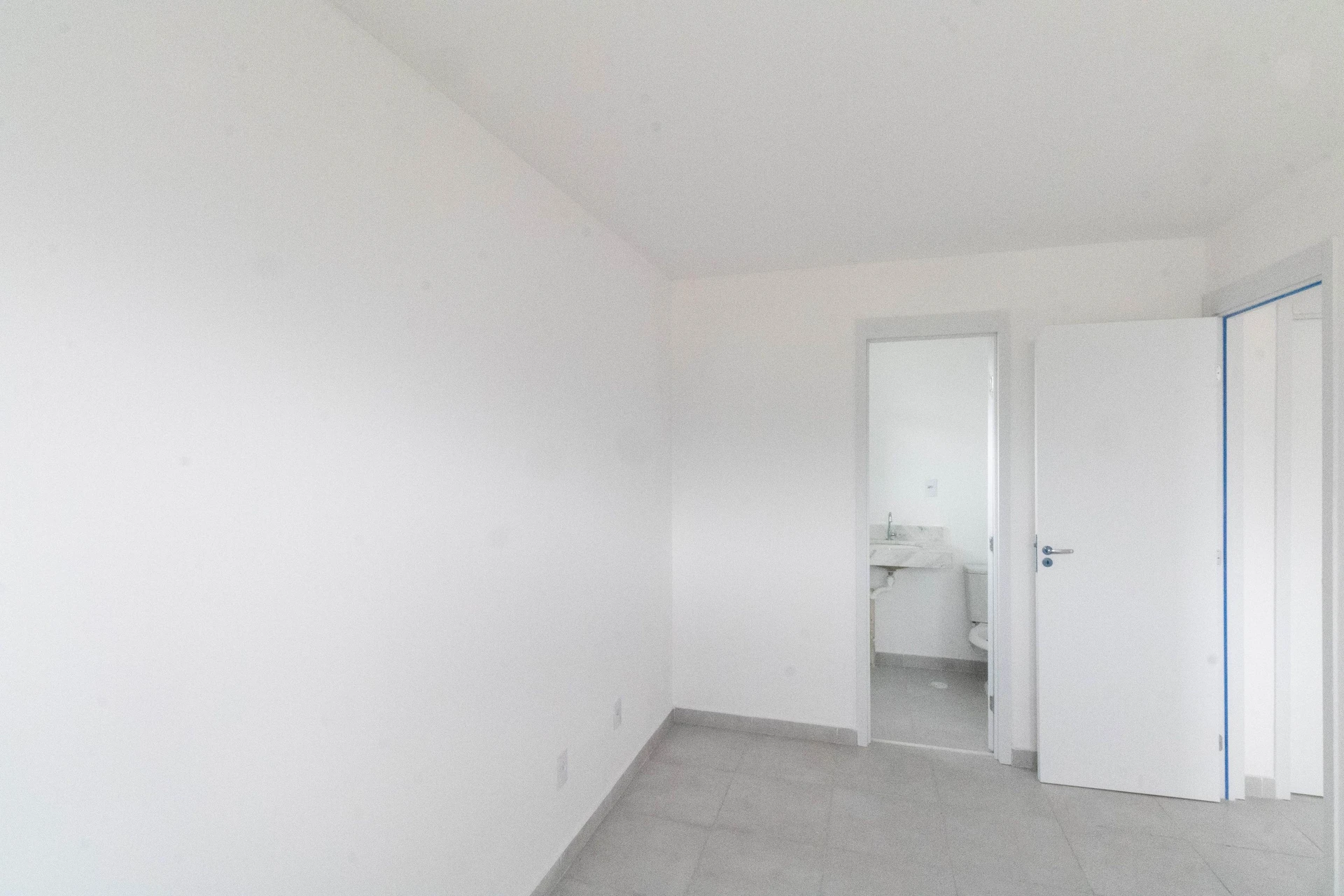 2-bedroom apartment in a building with a gym — photo 33