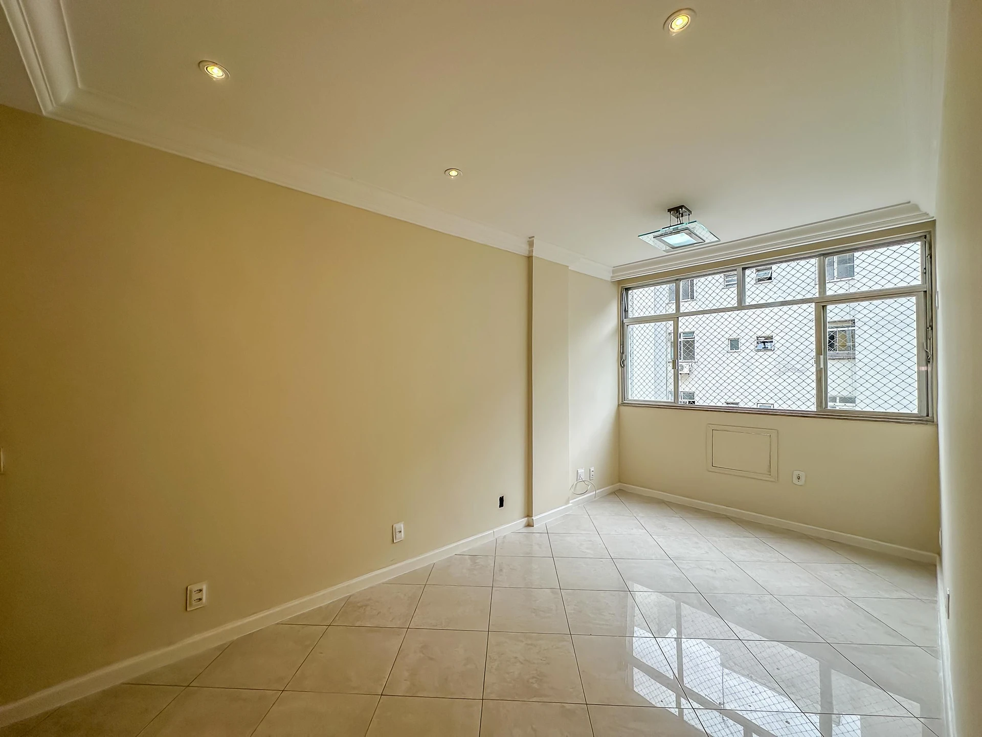 2-bedroom apartment with a glass-enclosed balcony — photo 9