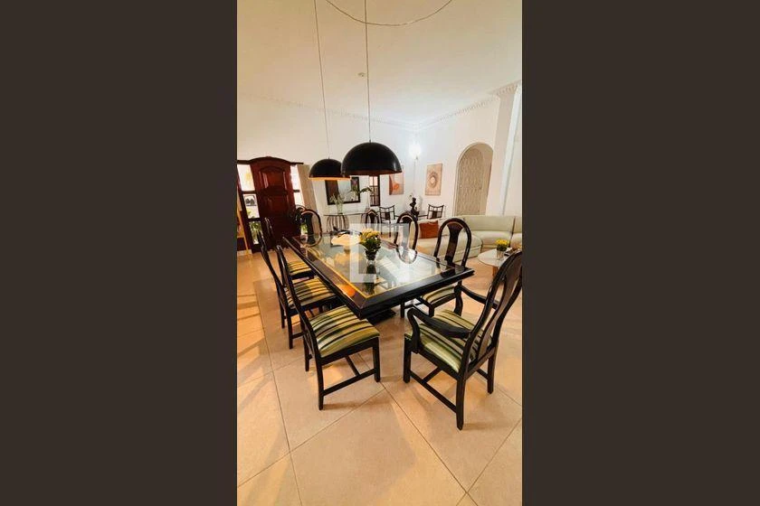 608 m² house with 7 bedrooms and 3 en-suites — photo 32