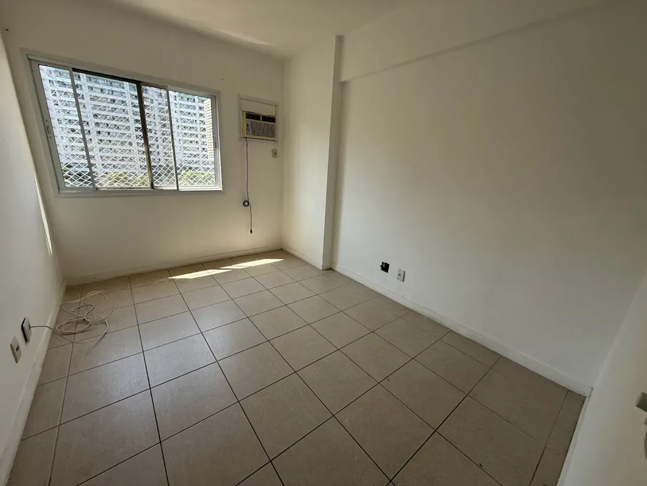 4-bedroom apartment in a building with a gym — photo 16