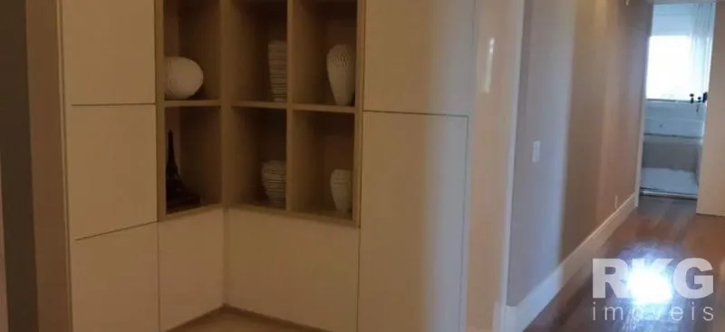 Unfurnished 4-bedroom apartment with 5 bathrooms — photo 15
