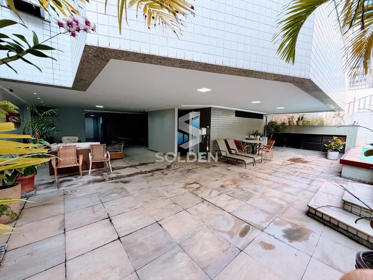 160 m² apartment with 3 bedrooms and 4 bathrooms — photo 35