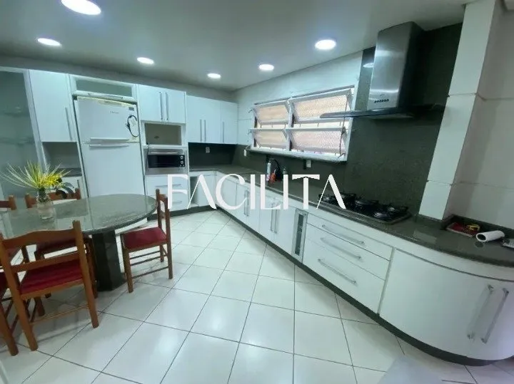 Furnished 164 m² house with 3 bedrooms and private garden — photo 2
