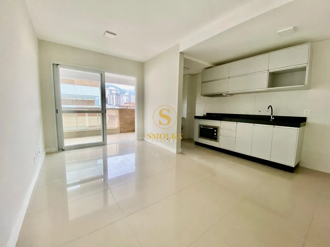 Balcony with a grill in a 2-bedroom apartment, 75 m² — photo 2