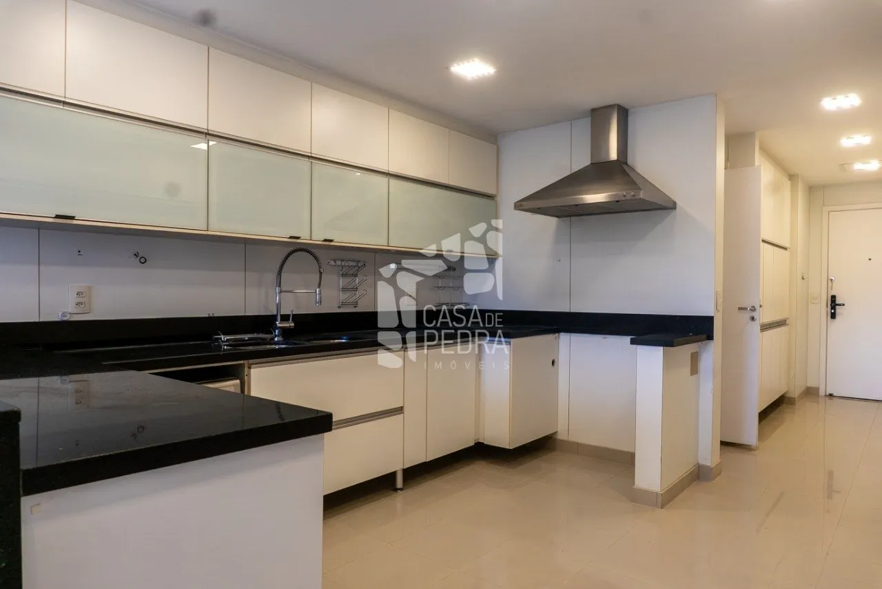 4-bedroom apartment with enclosed glass balcony — photo 49