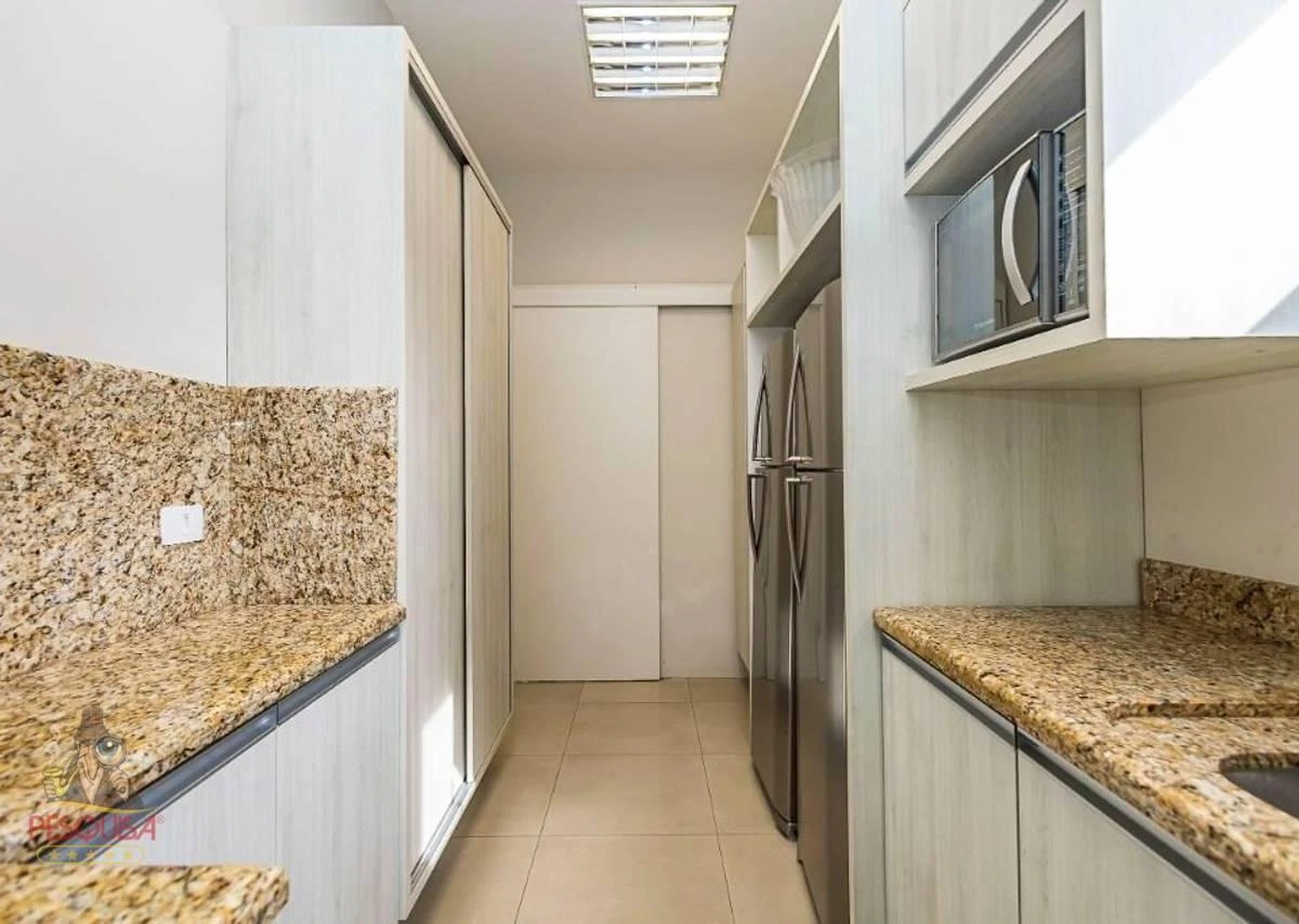 4-bedroom apartment with a bathtub — photo 32