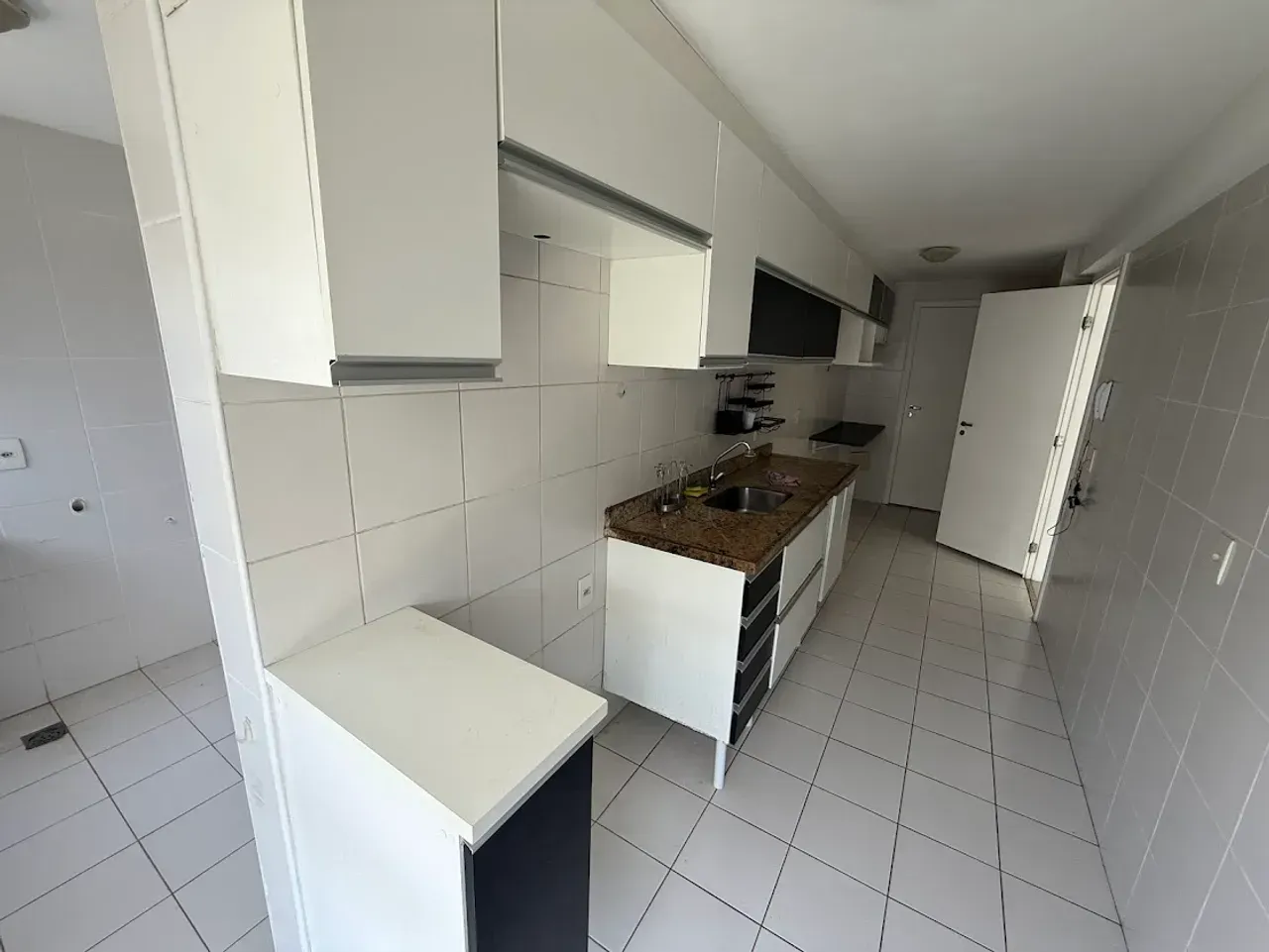 4-bedroom apartment in a building with a gym — photo 8