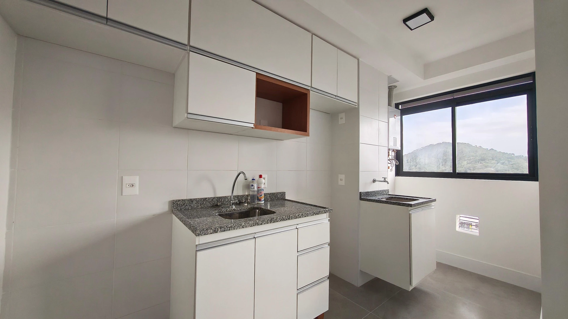 Unfurnished apartment with 2 bedrooms and open-plan kitchen — photo 11