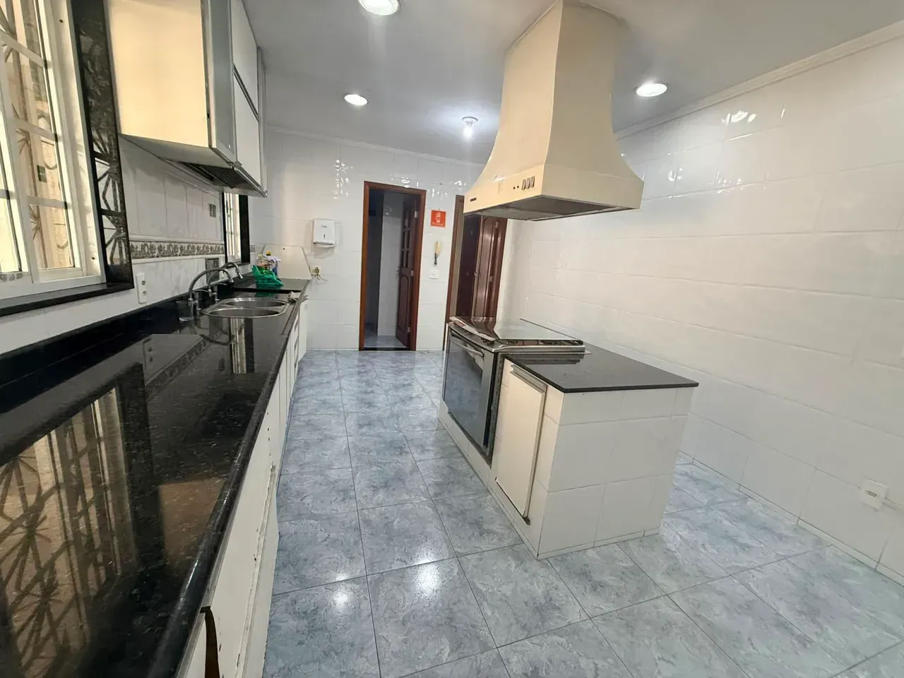 Casa comercial sem mobília com 3 quartos e 4 banheiros — photo 19